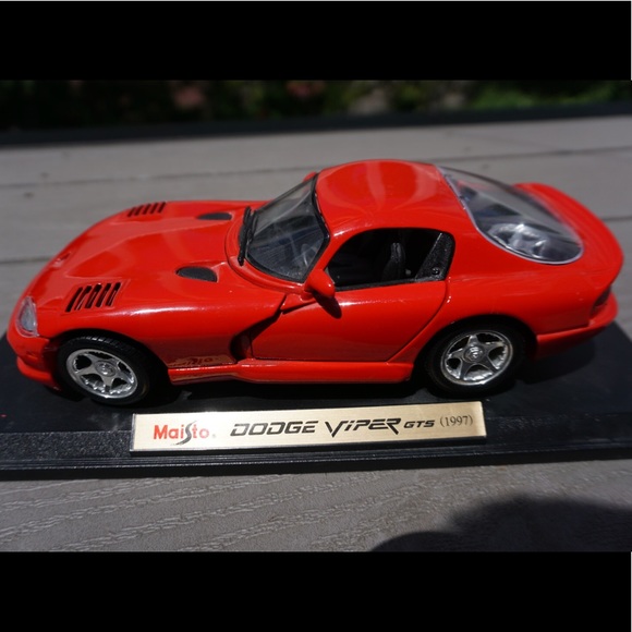 Maisto Dodge Viper GTS (1997) - Picture 2 of 5